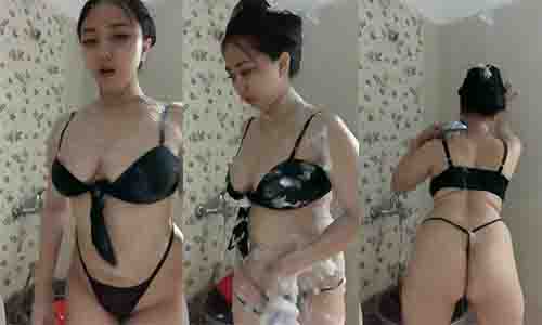 Bokep Tante Olin LiveShow Sambil Mandi Hot