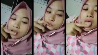 Bokep sleep call cewek jilbab jilatin tangan